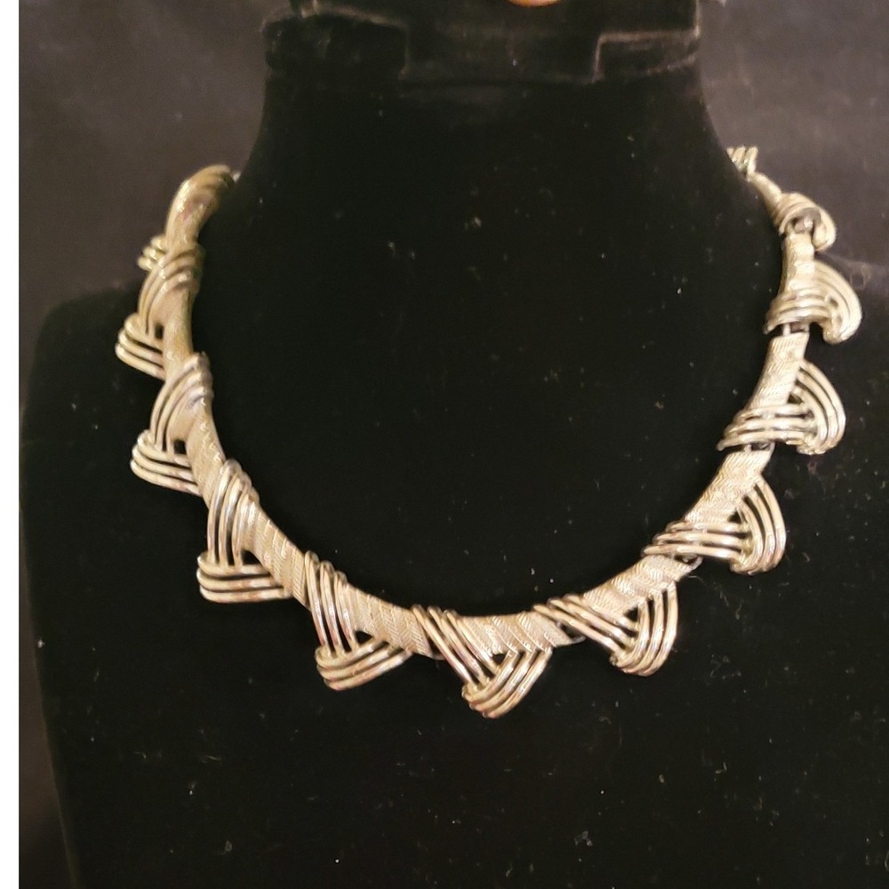 Vtg 1950s/60s Signed CORO Silver Tone Chevron Woven Link Choker Necklace ✨